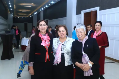 ​ Edit mediaReplace media ​