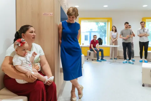 Roxana with her niece Elena undergoing cancer treatment, with staff at the cancer centre, funded by Giving Life Assocation in Romania, looking on