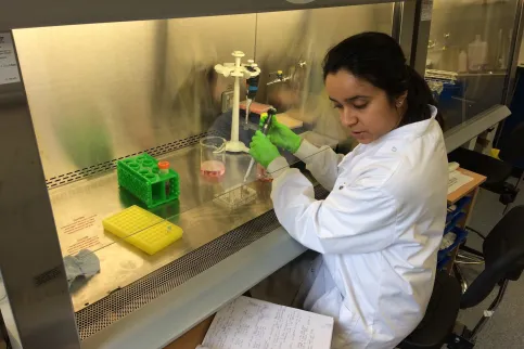 Pritha Paul, recipient in 2016 of a UICC-YY Fellowship grant, working in a lab