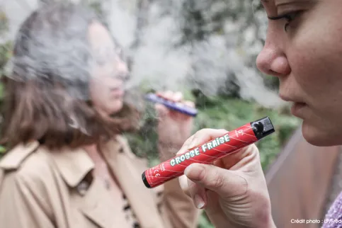 Two young women using puff cigarettes