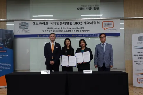 Representatives from UICC and Cubebio at the signing event