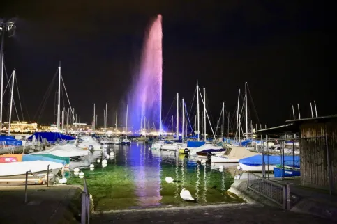 The Jet d'eau, the landmark of Geneva where UICC is headquartered, illuminated in the colour of World Cancer Day