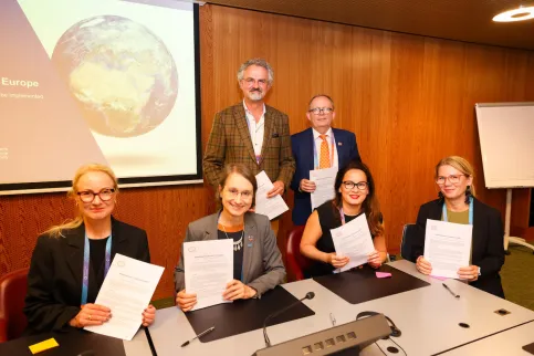 From left to right: (sitting) Ulrika Årehed Kågström, CEO of the Swedish Cancer Society; Elisabete Weiderpass, Director of IARC; Maria Barbara Leon, COO of UICC; Karin Eriksson, Head of Research Funding Unit, Swedish Cancer Society; (standing) Johan van de Gronden, CEO of  the Dutch Cancer Society; Cary Adams, CEO of UICC 