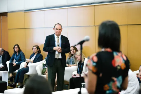 An abstract presenter responding to a question from the audience at the 2018 World Cancer Congress