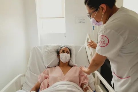 Nurse attending to a breast cancer patient at the FUCAM breast centre in Mexico. Photo by Adán Jardón, (c) UICC.