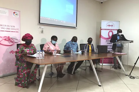 Membres de lCoalition des Organisations de lutte contre le cancer en Côte d’Ivoire (COLCC) faisant une présentation sur le cancer du col de l'utérus.