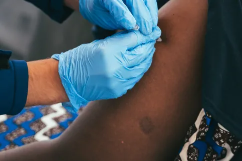 Photo d'une femme qui reçoit un vaccin