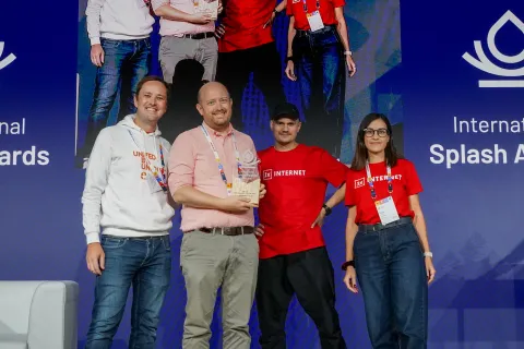 Members of the 1xINTERNET team and UICC receive the award on stage