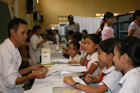 HPV immunisation in Vietnam © 2007 Amynah Janmohamed, Courtesy of Photoshare