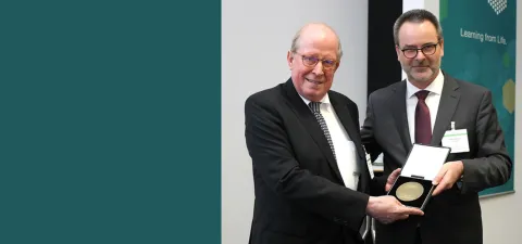 Prof. Dr Christian Wittekind (left), receiving the Karl-Heinrich-Bauer medal from Prof. Dr Peter Albers, president of the German Cancer Society (Photo by Brigitte Engelhardt)