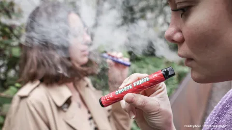 The rapid spread of the use of puffs among teenagers, especially in secondary schools, despite the ban on sales of this product to minors in France raises fears of an epidemic of nicotine dependence and a possible gateway effect from these products to tobacco and smoking. Two young women using puff cigarettes