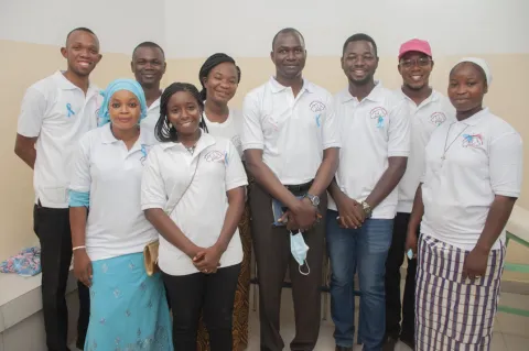 Le professeur Nayi Zongo, Président de COBUCAN, et son équipe ont fait de grands progrès au cours de l’année écoulée dans la sensibilisation au cancer du col de l’utérus et à ses risques, ainsi qu’à l’importance de la vaccination et du dépistage du VPH. Le Professeur Nayi Zongo, Président de COBUCAN, et son équipe