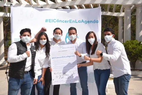 Miembros de Cancer Warriors Mexico celebrando la firma, de la mano de decenas de ONG's, de una carta pidiendo a los políticos comprometerse a incluir la atención a pacientes de cáncer es sus campañas.