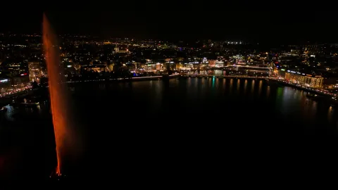 The Jet d'eau, the landmark of Geneva where UICC is headquartered, illuminated in the colour of World Cancer Day