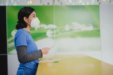 Doctor wearing mask talking. Photo by Adán Jardón. (c) UICC 2021