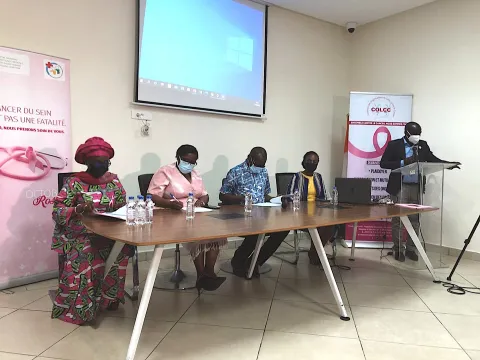 La Coalition des Organisations de lutte contre le cancer en Côte d’Ivoire (COLCC) a été créée en 2020 et contribue à soutenir le projet SUCCESS visant à réduire le poids du cancer du col de l'utérus en Côte d'Ivoire. Membres de lCoalition des Organisations de lutte contre le cancer en Côte d’Ivoire (COLCC) faisant une présentation sur le cancer du col de l'utérus.