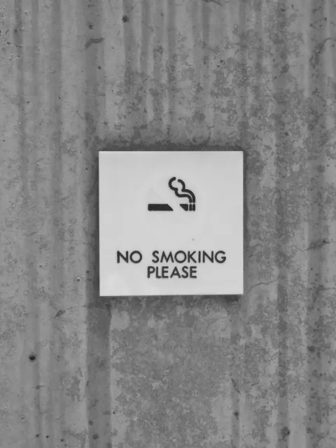 No smoking sign infront of a building
