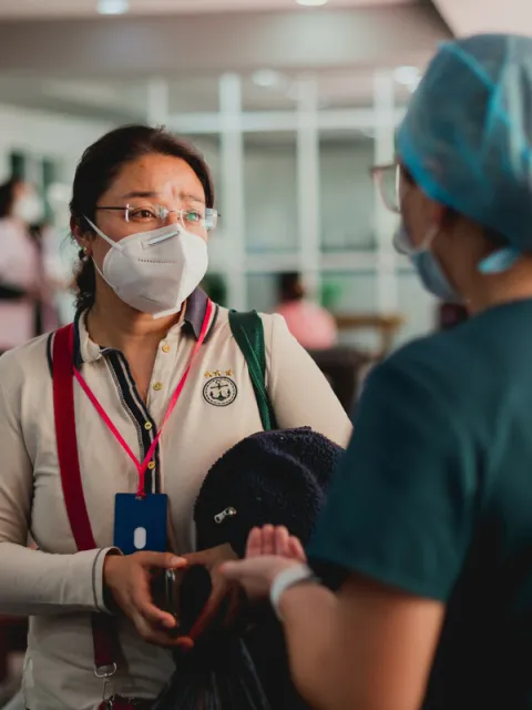 A women at the Instituto Nacional de Cancerología (INCan) in Mexico receives information from a health worker. Photo by Adan Jardon.