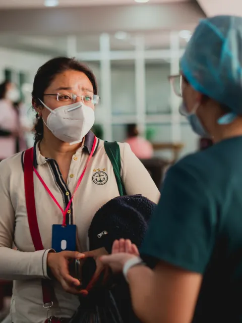 A women at the Instituto Nacional de Cancerología (INCan) in Mexico receives information from a health worker. Photo by Adan Jardon.