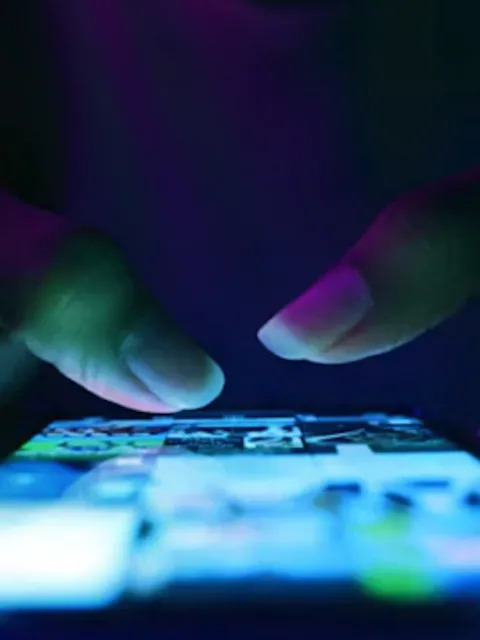 thumbs on phone screen