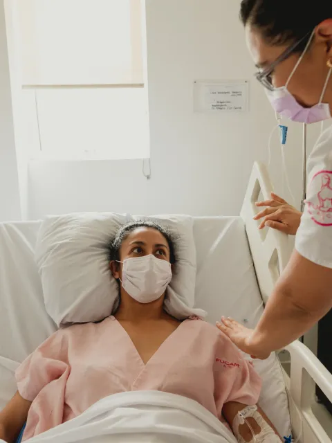 Nurse attending to a breast cancer patient at the FUCAM breast centre in Mexico. Photo by Adán Jardón, (c) UICC.