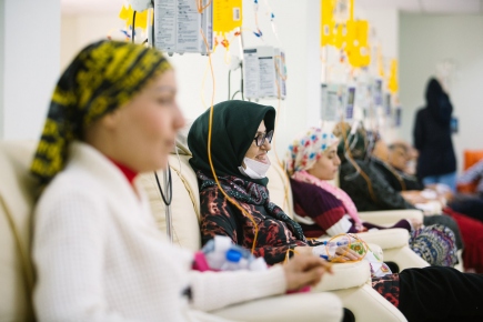Women in the Instanbul Oncology Institute getting cancer treatment