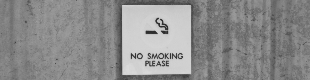 No smoking sign infront of a building